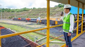 Petugas PTBA saa tmengontrol distribusi barubara dengan kereta api di stasiun pengisian. (f/ptba)