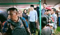 Calon Bupati Lahat Yulius Maulana ketika mersilaturahmi dengan masyarakat KEcamatan Tanjung Tebat, disambut antusian. (f/ana)