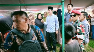 Calon Bupati Lahat Yulius Maulana ketika mersilaturahmi dengan masyarakat KEcamatan Tanjung Tebat, disambut antusian. (f/ana)