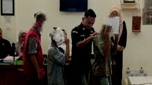 Para pelaku kasus rudakpaksa terhadap siswa SMP di Palembang, saat diajukan ke persidangan. (f/palpos)
