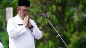 Penjabat (Pj) Wali Kota Bekasi R Gani Muhamad hadir menjadi pembina apel doa bersama didampingi Ketua KPU Kota Bekasi, Ketua Bawaslu Kota Bekasi dan Unsur Forum Komunikasi Pimpinan Daerah Kota Bekasi. (f/humas)