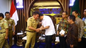 Gubernur Sumatera Selatan (Sumsel) Dr. H. Herman Deru menerima audiensi Bupati Ogan Komering Ulu (OKU) Selatan Abusama, Senin (5/1/2026). Foto: Humas Pemprov Sumsel