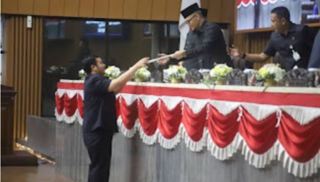 Fraksi Partai Solidaritas Indonesia (PSI) DPRD Kota Bandung menyampaikan sejumlah masukan terhadap tiga Raperda usulan Pemkot Bandung dalam rapat paripurna pandangan umum fraksi-fraksi di Gedung DPRD Kota Bandung, Kamis (18/6/2026)