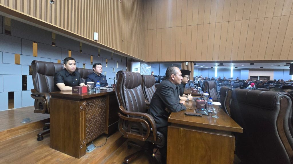 Fraksi Partai Solidaritas Indonesia (PSI) DPRD Kota Bandung menyampaikan sejumlah masukan terhadap tiga Raperda usulan Pemkot Bandung dalam rapat paripurna pandangan umum fraksi-fraksi di Gedung DPRD Kota Bandung, Kamis (18/6/2026)