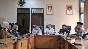 Audiensi dipimpin Ketua Komisi D DPRD Kabupaten Bandung, Cecep Suhendar. Pertemuan juga dihadiri Dinas Pendidikan Kabupaten Bandung yang diwakili Kepala Bidang SD, kepala sekolah, pengawas sekolah, Camat Margahayu, serta orang tua Arya, Dewi.