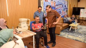 Wakil Ketua DPRD Kabupaten Bandung, M Hailuki, bersama Wakil Ketua Umum DPP Partai Demokrat, Dede Yusuf saat acara pemeriksaan dan pembagian kacamata gratis