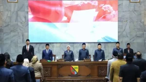 DPRD Kabupaten Bandung bersama Pemerintah Kabupaten Bandung melaksanakan Rapat Paripurna di Ruang Rapat Paripurna DPRD Kabupaten Bandung pada Rabu, 23 September 2026. Rapat tersebut membahas sejumlah agenda yang berkaitan dengan kebijakan anggaran, pembentukan peraturan daerah, serta tindak lanjut hasil pembahasan alat kelengkapan DPRD.